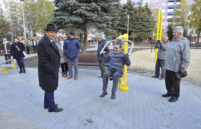 Mieszkańcy uczestniczący w otwarciu Parku Rekreacji Ruchowej